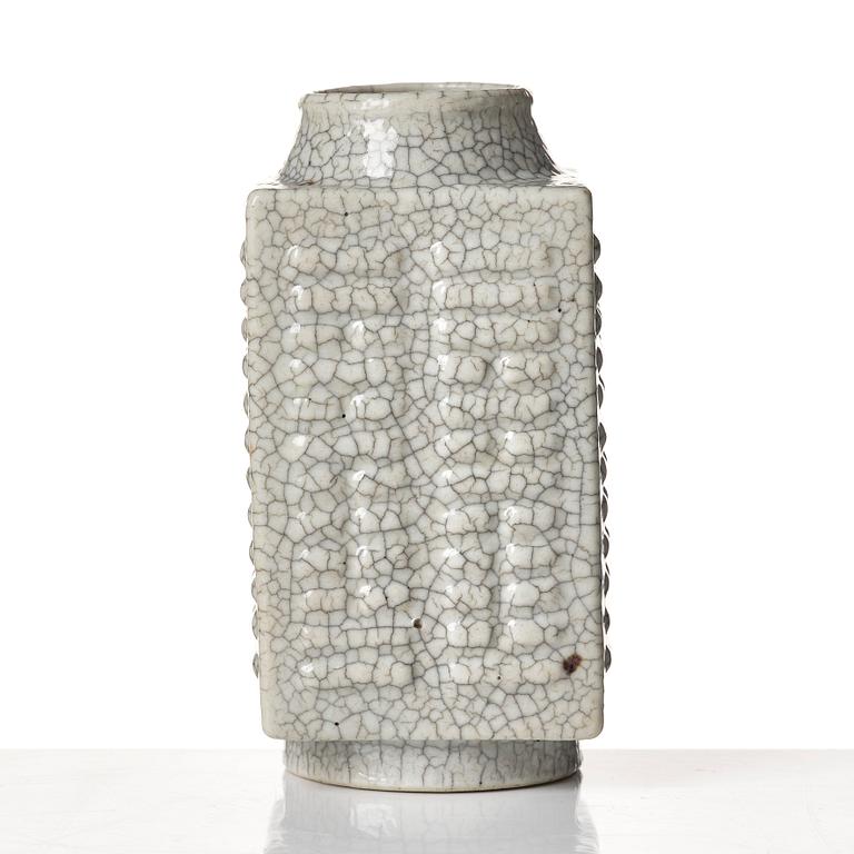 A ge glazed vase, presumably late Qing dynasty, circa 1900.
