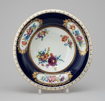 363. A large Meissen dish, ca 1900.