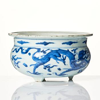 A blue and white tripod censer, Qing dynasty, 18th Century.