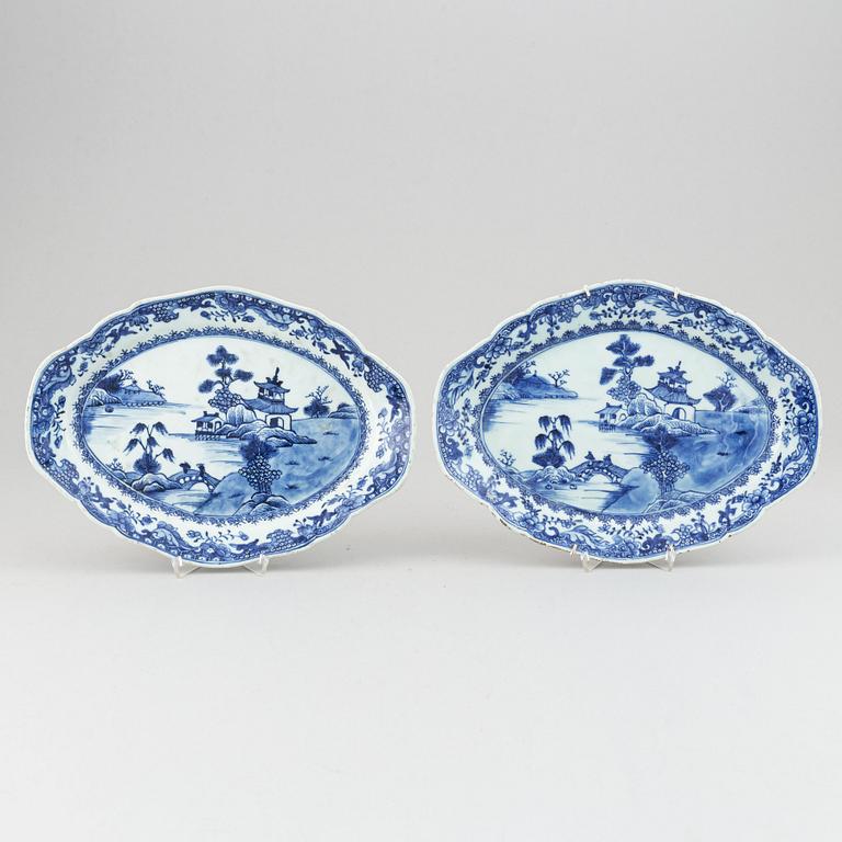 A pair of blue and white serving dishes, Qing dynasty, Qianlong (1736-95).