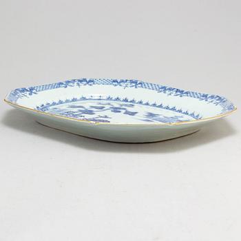 A blue and white export porcelain serving dish, Qing dynasty, Qianlong (1736-95).