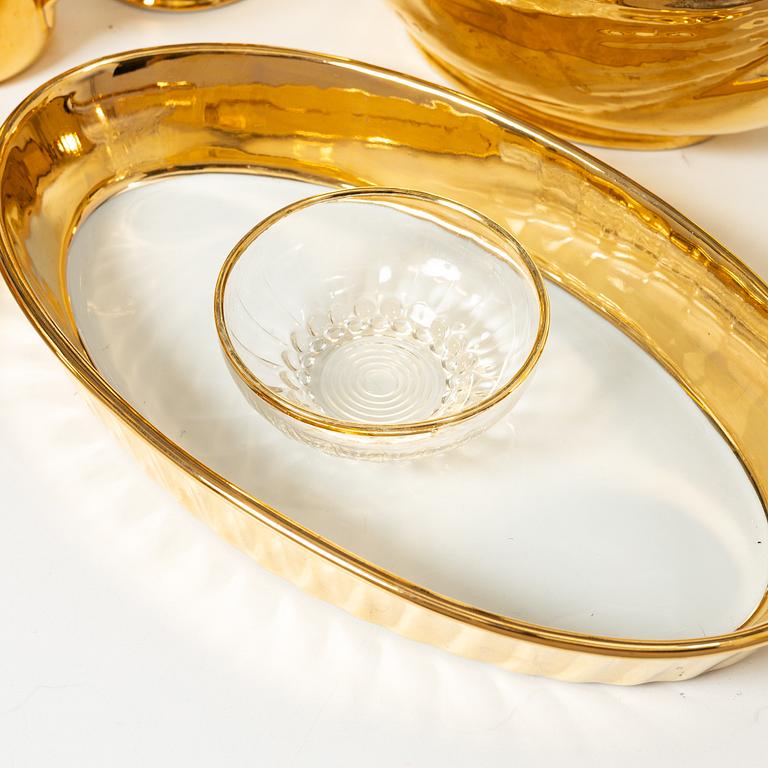 Service pieces, 91 pcs, mostly Porcelain de Paris.