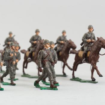 15 tin soldiers from 20th century.