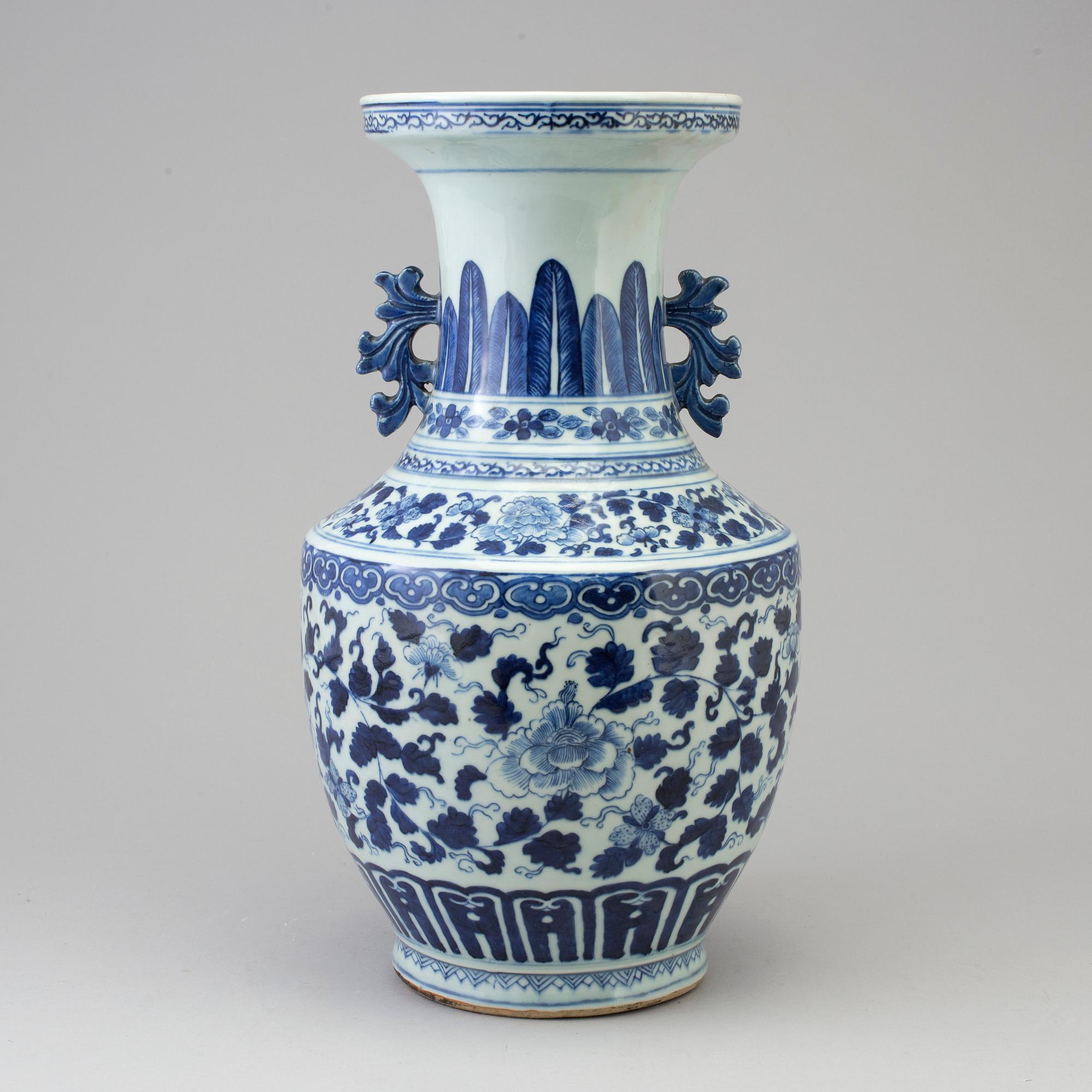 A large blue and white porcelain vase, Qing dynasty, late 18th/early 19th century.