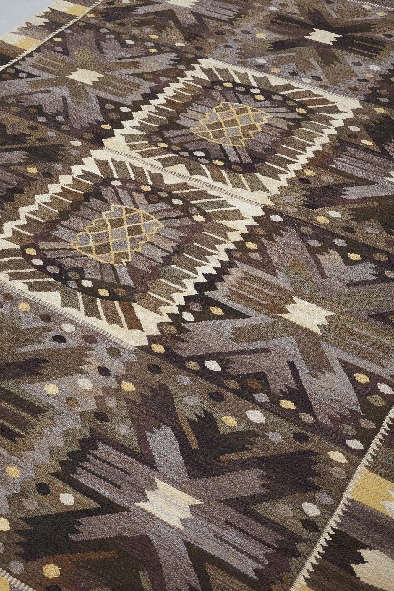 Barbro Nilsson, MATTA, "Nejlikan gråsvart", gobelängteknik, ca 276,5 x 215 cm, signerad AB MMF BN.