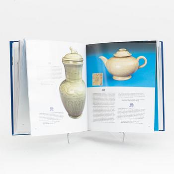 Books, two volumes. Kinesiska Keramiska Mästerverk, Kinesiskt Guld och Silver, Ulricehamns Östasiatiska Museum.