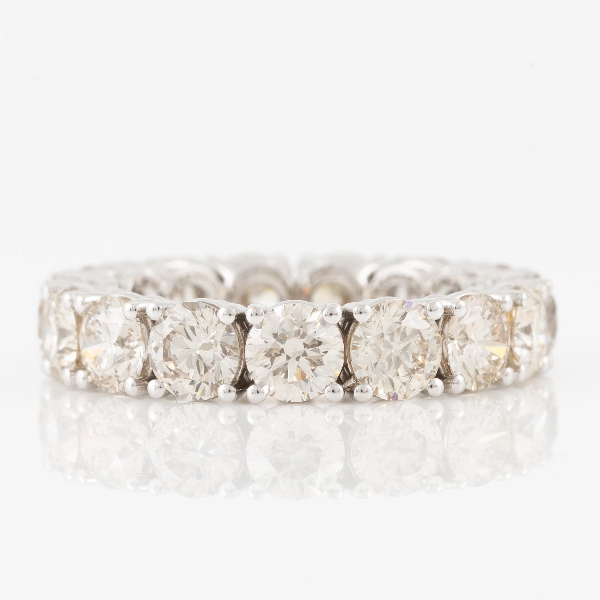 Ring in 18K gold with round brilliant-cut diamonds, full eternity band.