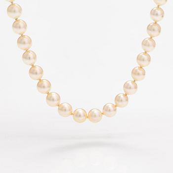 A pearl collier with cultured pearls and a silver clasp.
