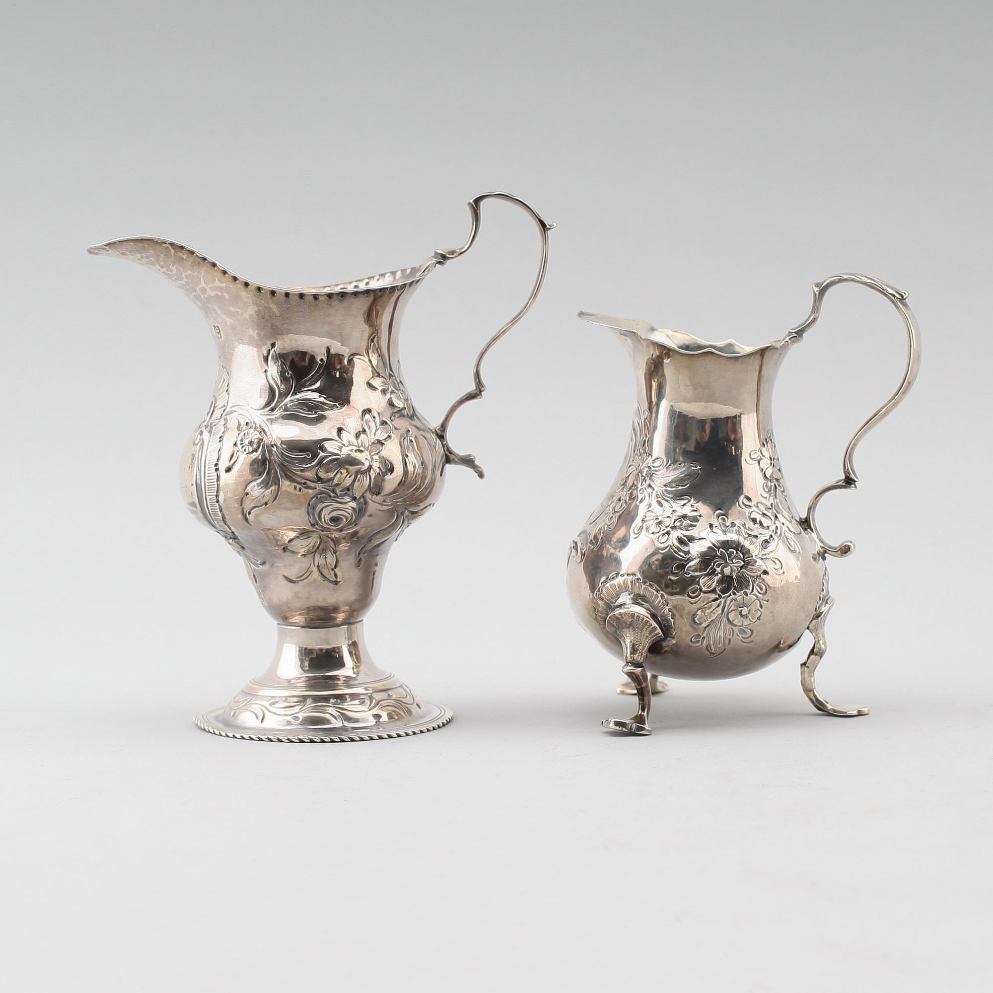 GRÄDDKANNOR, 2 st, silver, England, 1700-tal. Total vikt ca 156 g.