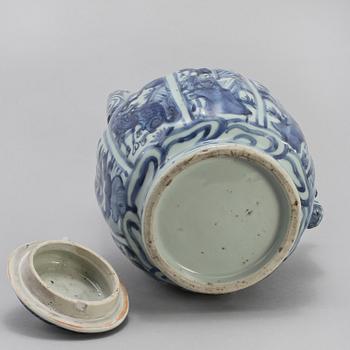 A blue and white tea pot with cover, Ming dynasty, Wanli (1572-1620).