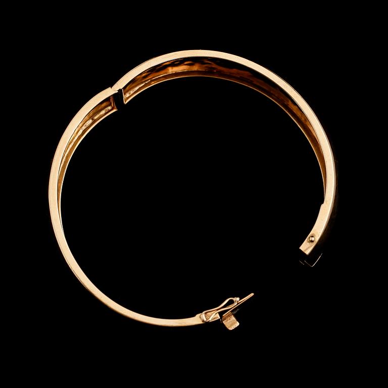ARMRING, 18K guld, svenska stämplar H&Å Stockholm 1965. Vikt ca 52 g.