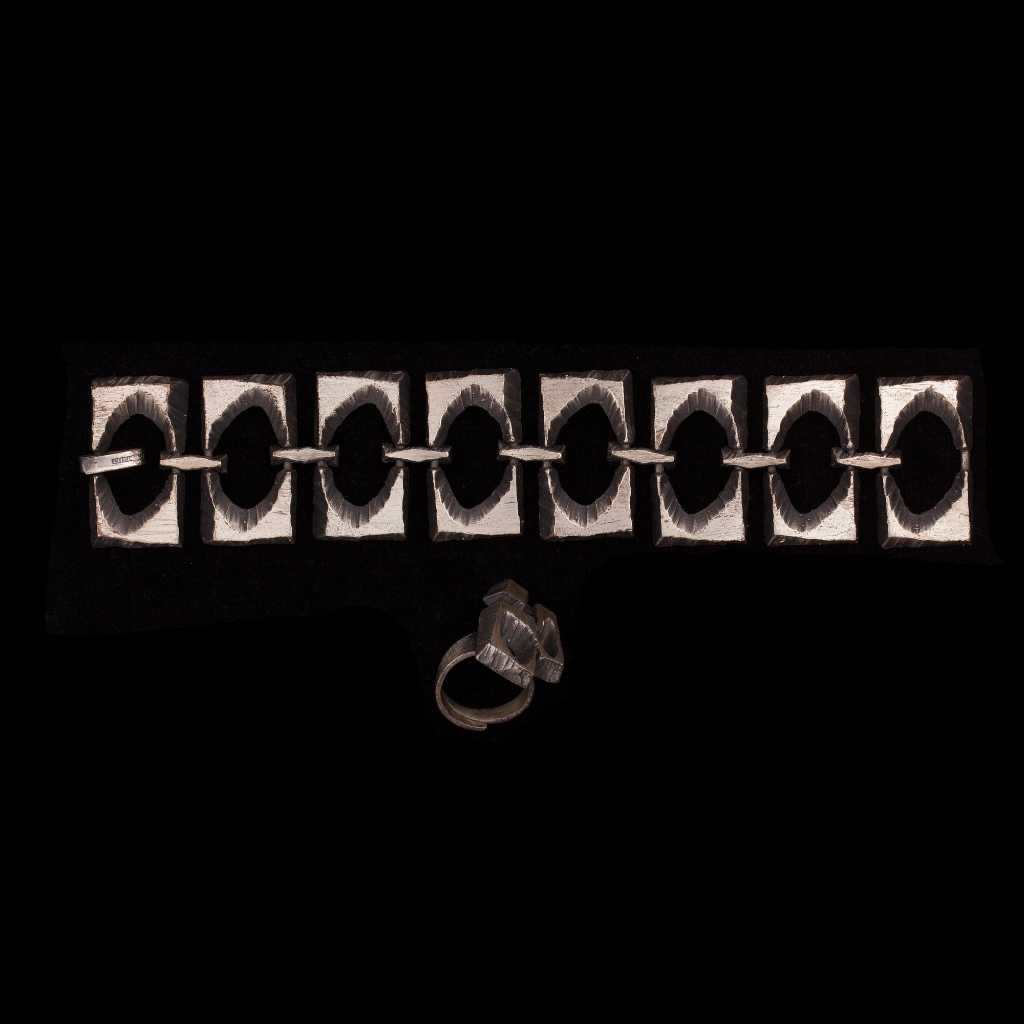 ARMBAND samt RING, sterling silver. Sten & Laine, Åbo 1972. Vikt totalt ca 72 g.