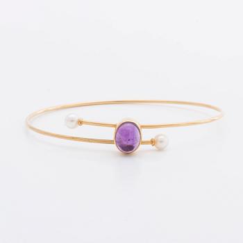 BANGLE 18K gold w 1 cabochon-cut amethyst approx 11 x 7 mm and 2 cultured pearls approx 5 mm, 1962.