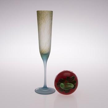 A stemmed glass vase of the Pro Arte Paletti-series and a glass strawberry signed O. Toikka Nuutajärvi. 1988-1992.