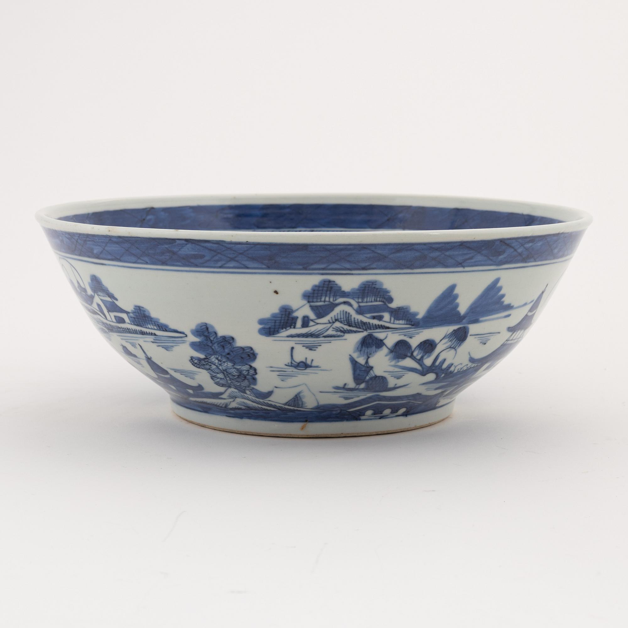 A blue and white bowl, Qing dynasty, circa 1900.