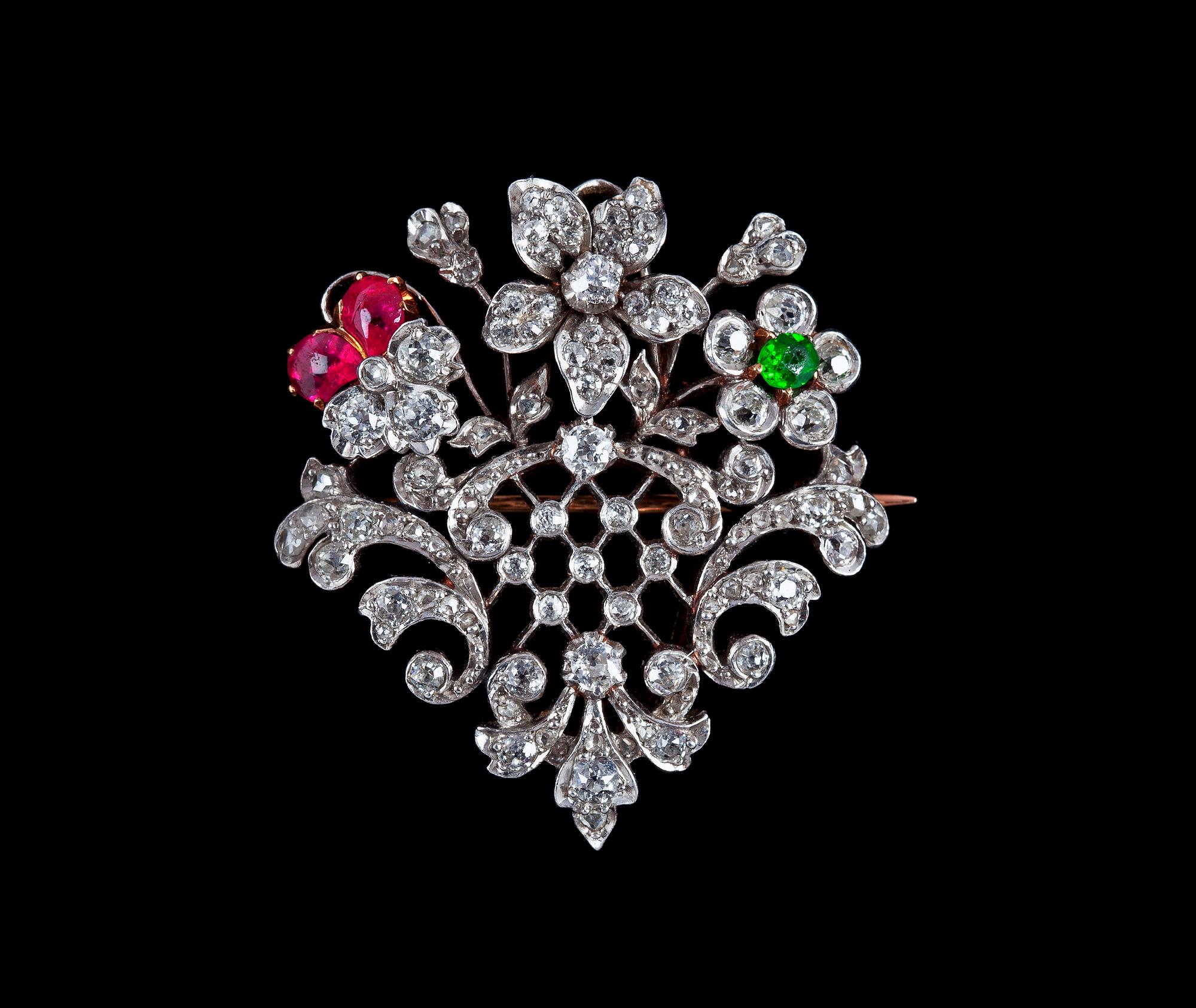 BROSCH, små diamanter med rubiner och smaragd. Ca 1915.