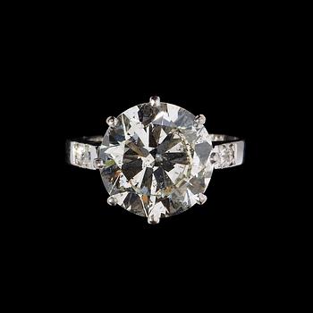 864. A brilliant cut diamond ring, app. 4.60 cts, slightly older cut.