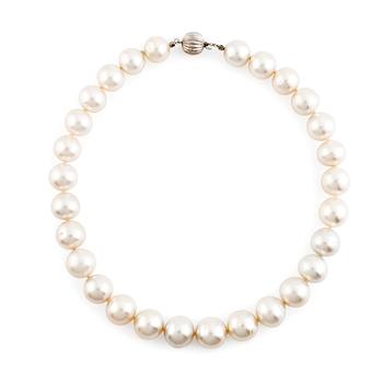 534. A cultured South Sea pearl necklace.