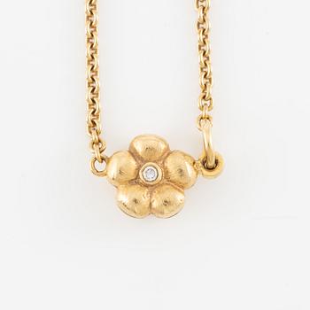 Ole Lynggaard, collier, 18K guld med dekor av blomma med briljantslipade diamanter.