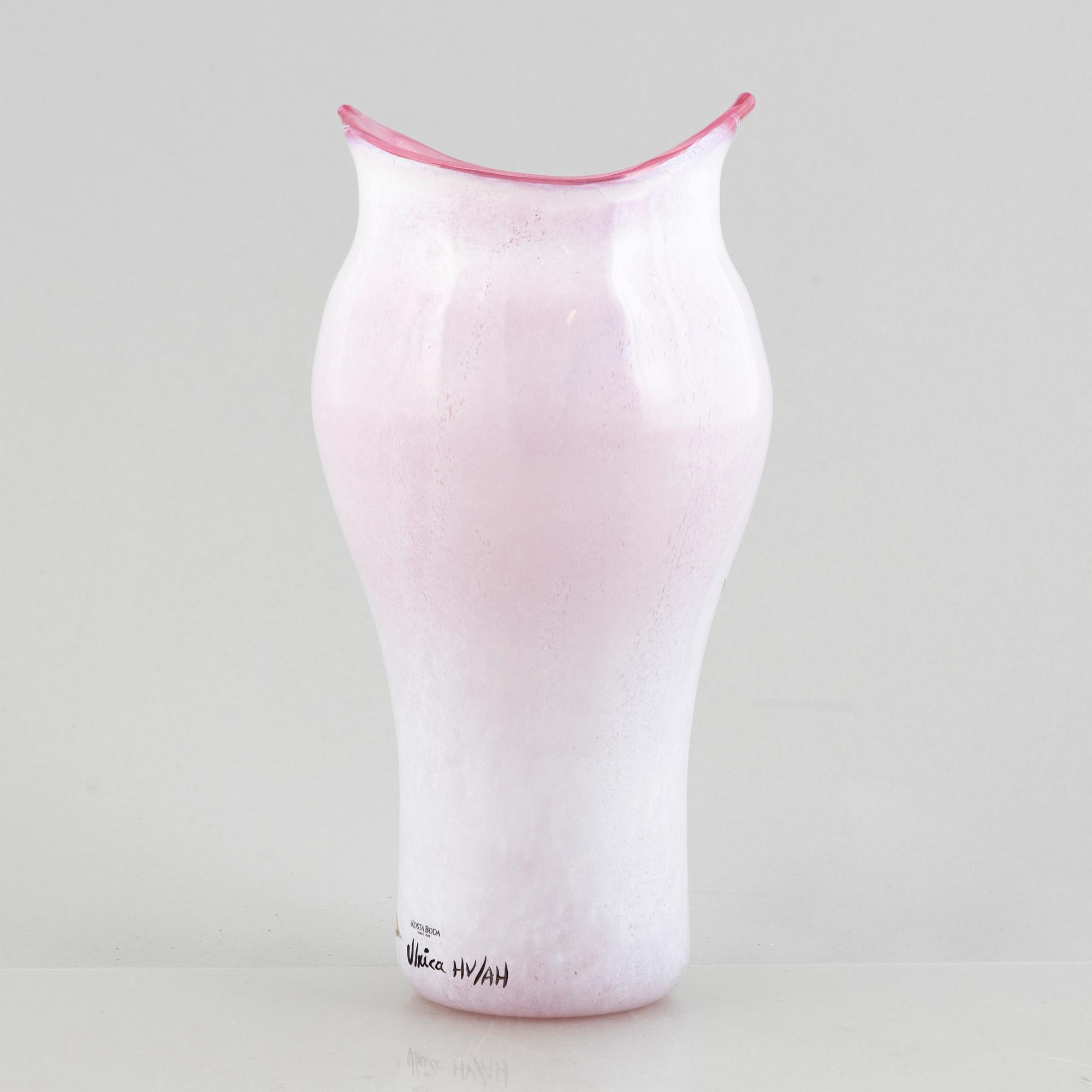 Ulrica Hydman-Vallien, a glass vase, Kosta Boda.