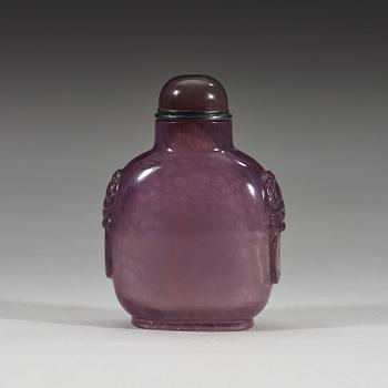 An amethyst snuff bottle with stopper, Qing dynasty (1644-1912).