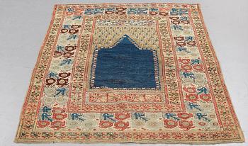A RUG, an antique Gördes (Ghiordes) prayer rug, second half of the 18th century, ca 167-170 x 120-123 cm.
