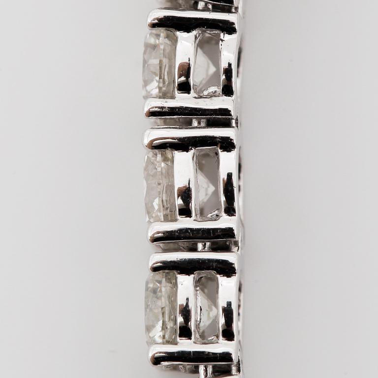 ARMBAND, ett riviére i rosa guld med briljanter, totalt ca 0.99ct.