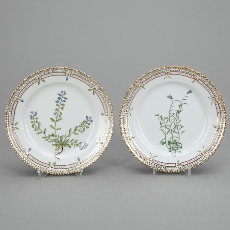 ASSIETTER, 4 stycken, porslin, modell "3573", "Flora Danica", Royal Copenhagen.