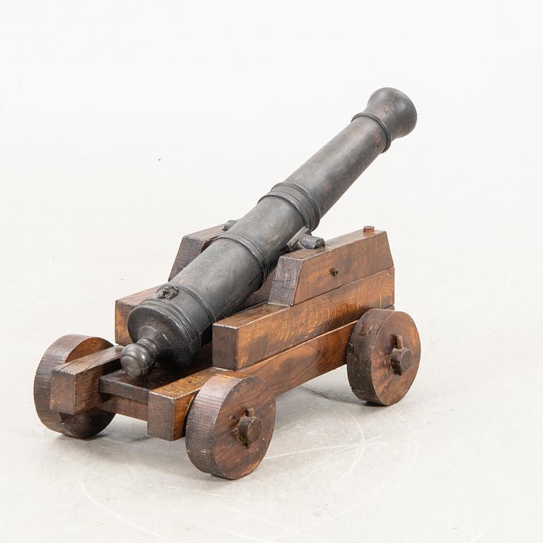 Skeppskanon med lavett 1900-tal eller äldre.