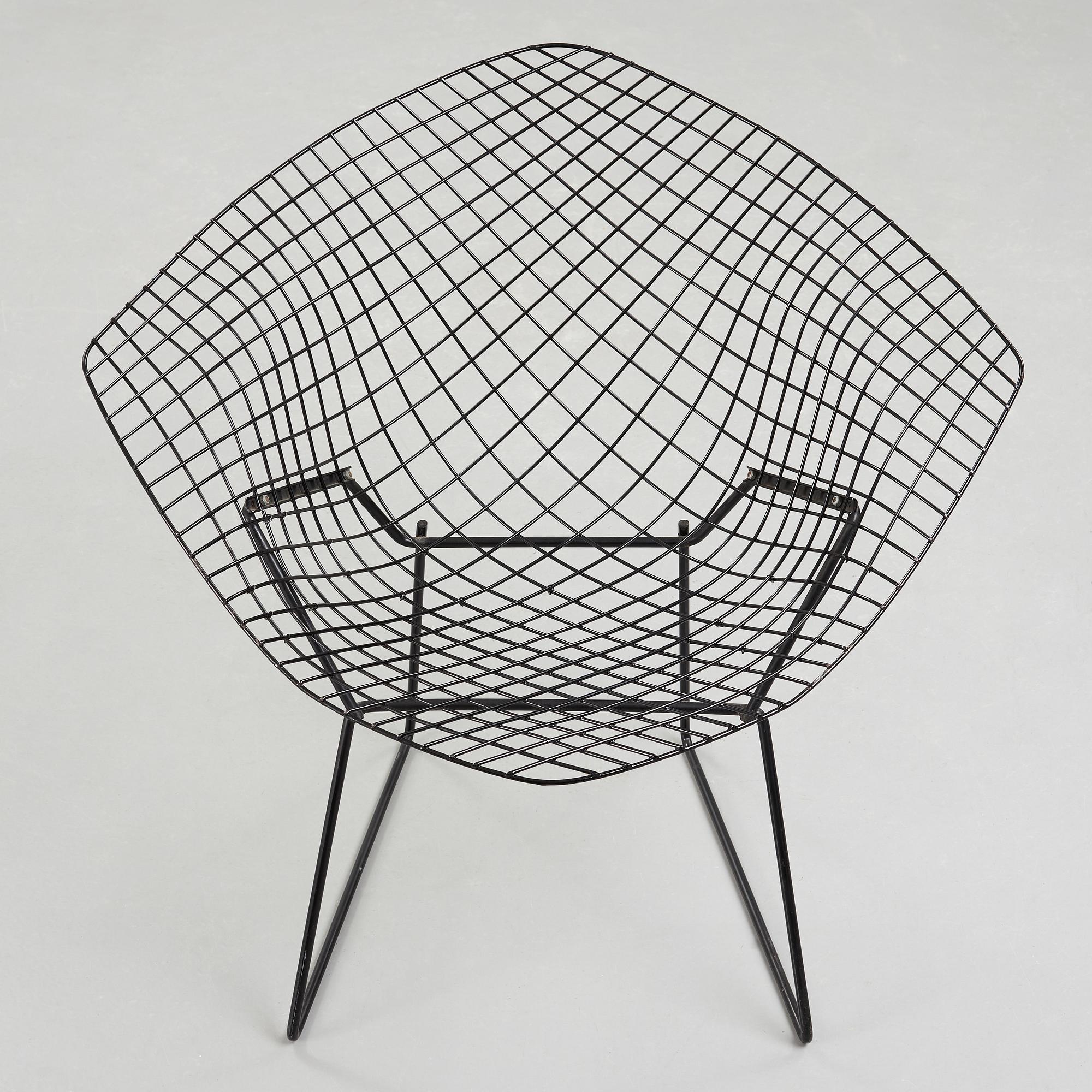 An easy chair "Diamond Chair" by Harry Bertoia.