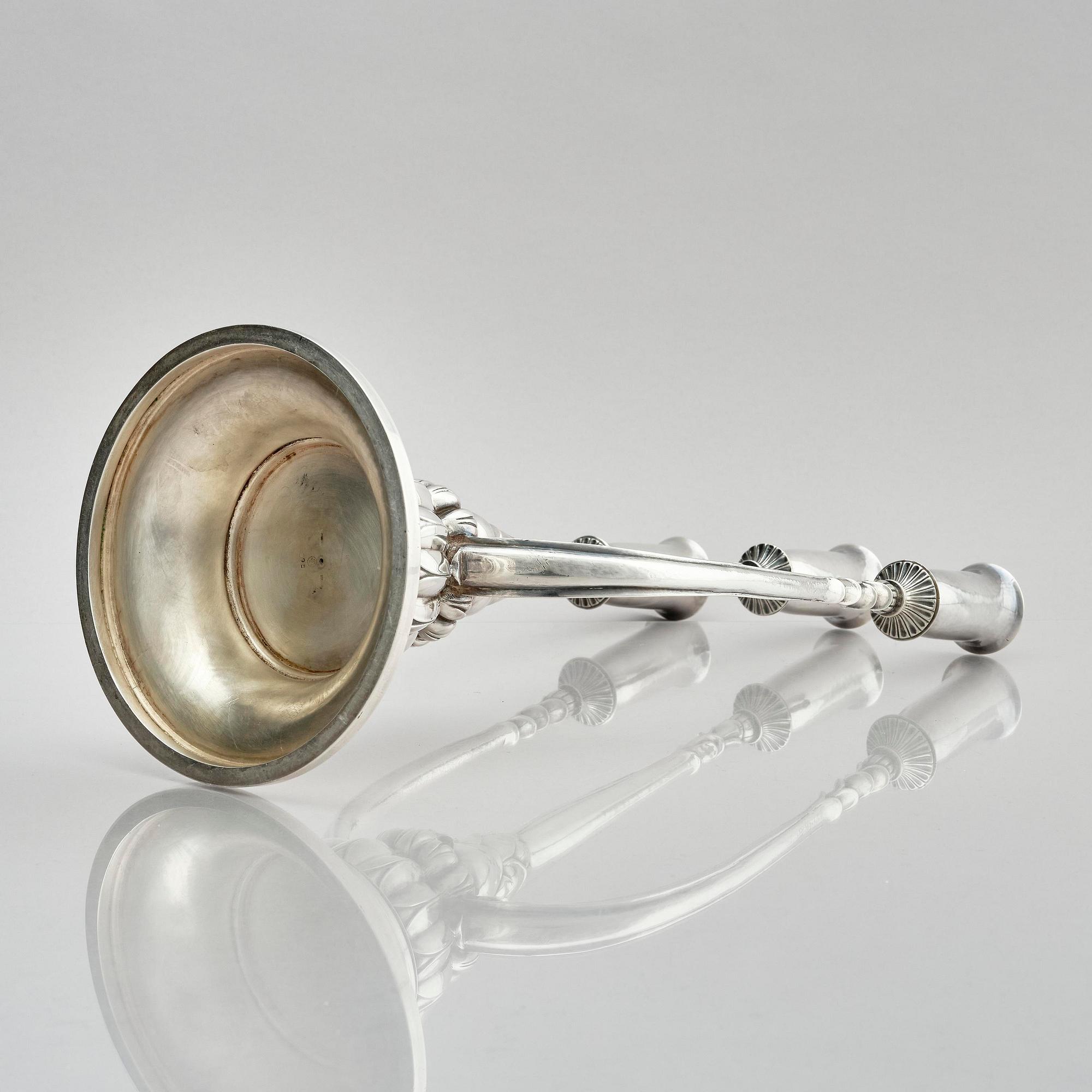 Georg Jensen, trearmad kandelaber, sterling silver, design Harald Nielsen, modell nr 595, Köpenhamn 1925-1932.