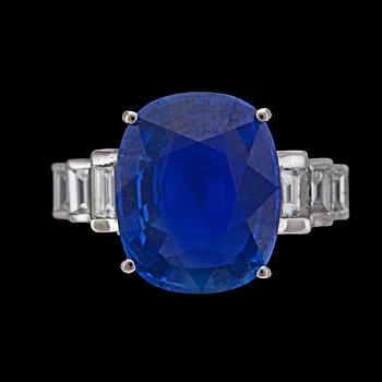 1080. RING, blå fasettslipad safir, 7.24 ct, och baguetteslipade diamanter, tot. 0.49 ct.