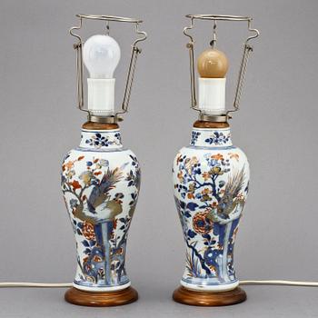 BORDSLAMPOR, ett par, porslin, Kina, 1700/1800-tal.