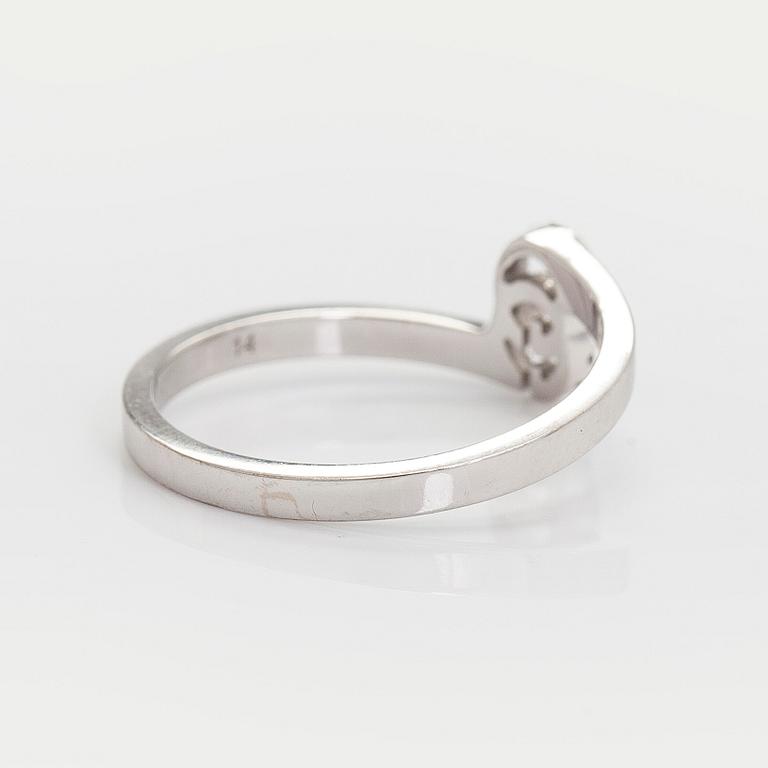 Gucci, an 18K white gold 'GG Running' ring with diamonds.