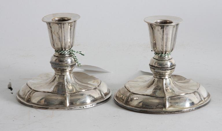 LJUSSTAKAR, ett par, silver, rokokostil. 1954.