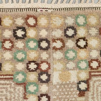 Barbro Nilsson, MATTO, "Krabban, grå", knotted pile, ca 496 x 277,5 cm (of which 45 cm are added on each side), signed AB MMF BN.