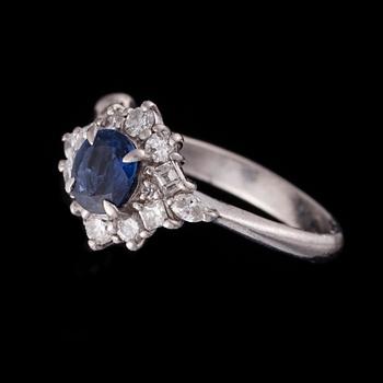 RING, platina, safir, diamanter. Vikt ca 4,3 g.