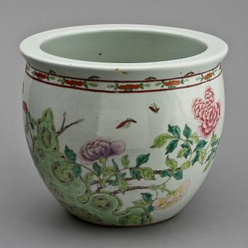 FISKBASSÄNG, porslin, Kina, 1900-talets första hälft.