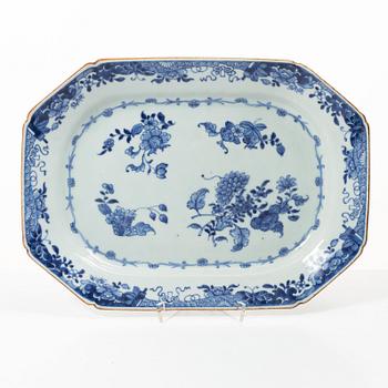 Stekfat, porslin. Qingdynastin, Qianlong (1736-95).