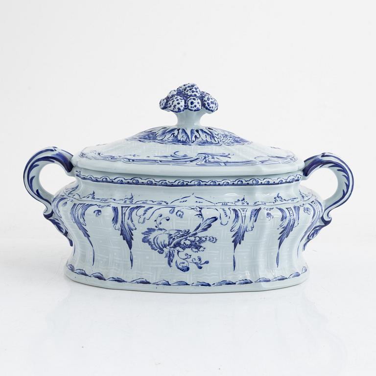 Tureen, porcelain, after an original from 1758, Rörstrand, 1976.