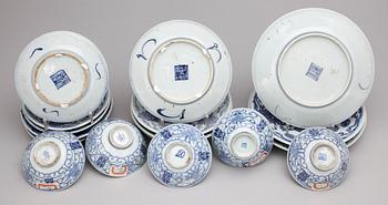 ASSIETTER samt KOPPAR, 17 delar, porslin, Kina, 1800-tal.