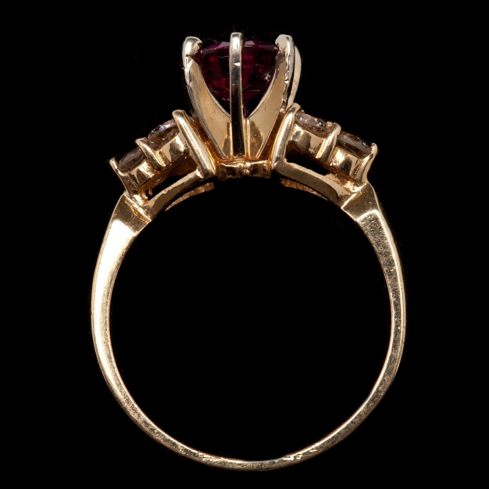 RING, 14k guld med diamanter och rubin.