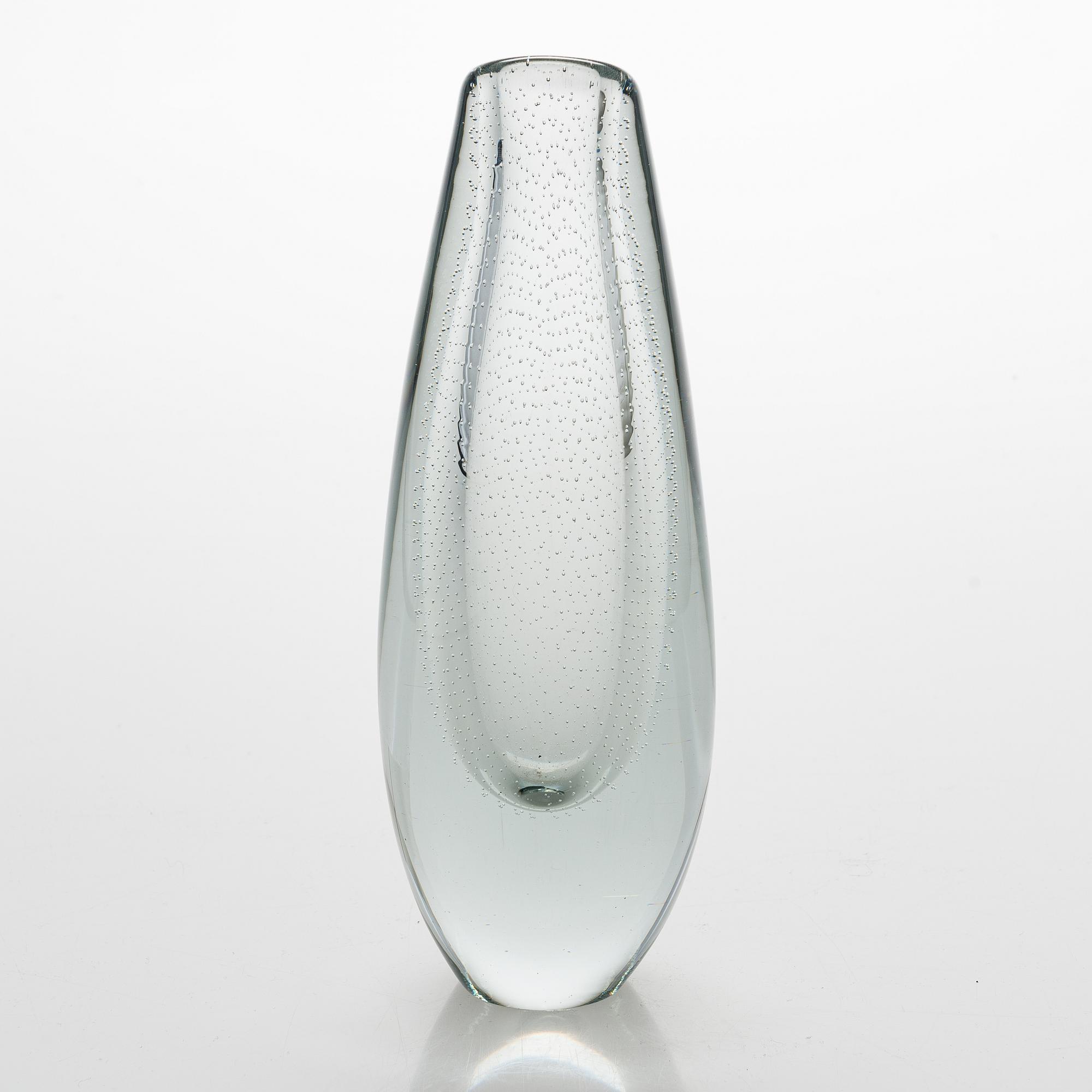 Gunnel Nyman, a vase signed G. Nyman Nuutajärvi Notsjö, unclear date.