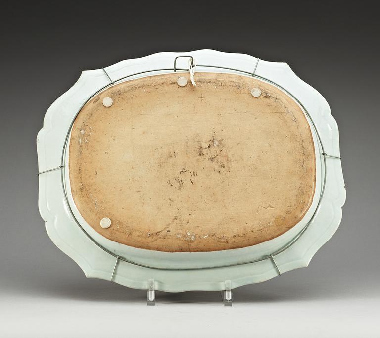 An armorial serving dish, Qing dynasty, Qianlong (1736-95).