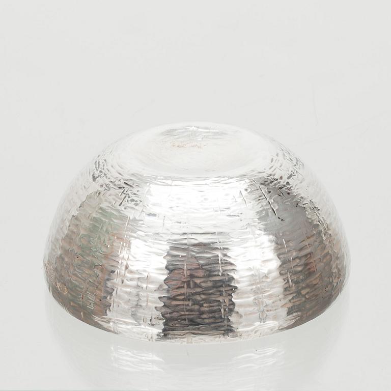 SKÅL, sterling silver och emalj, design Eva Hidström, Kultakeskus, Tavastehus 1970.