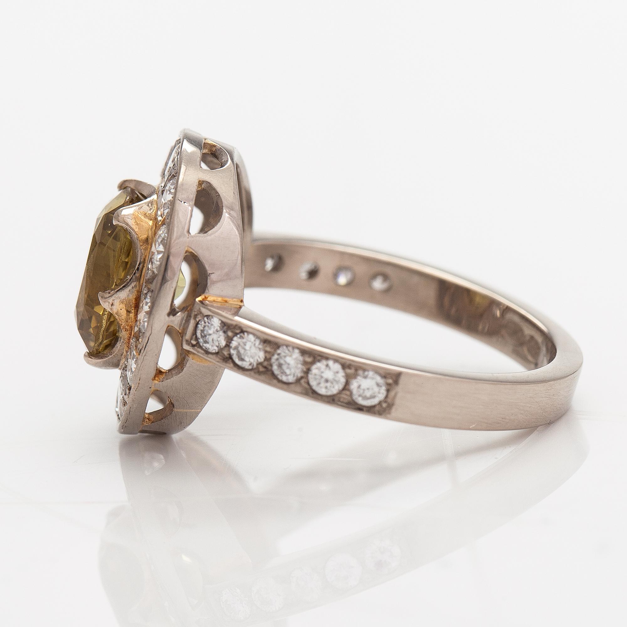 Ring, 14K vitguld, krysoberyll ca 3.00 ct och diamanter ca 0.80 ct tot enligt certifikat. Erkki Nupponen, Helsingfors.