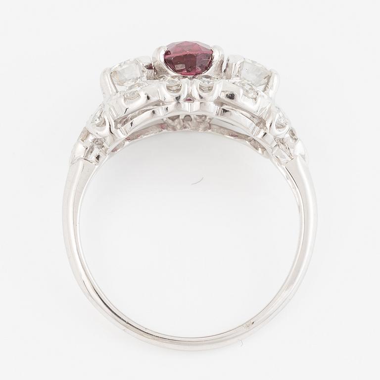 Ring 18K vitguld med en fasettslipad rubin.