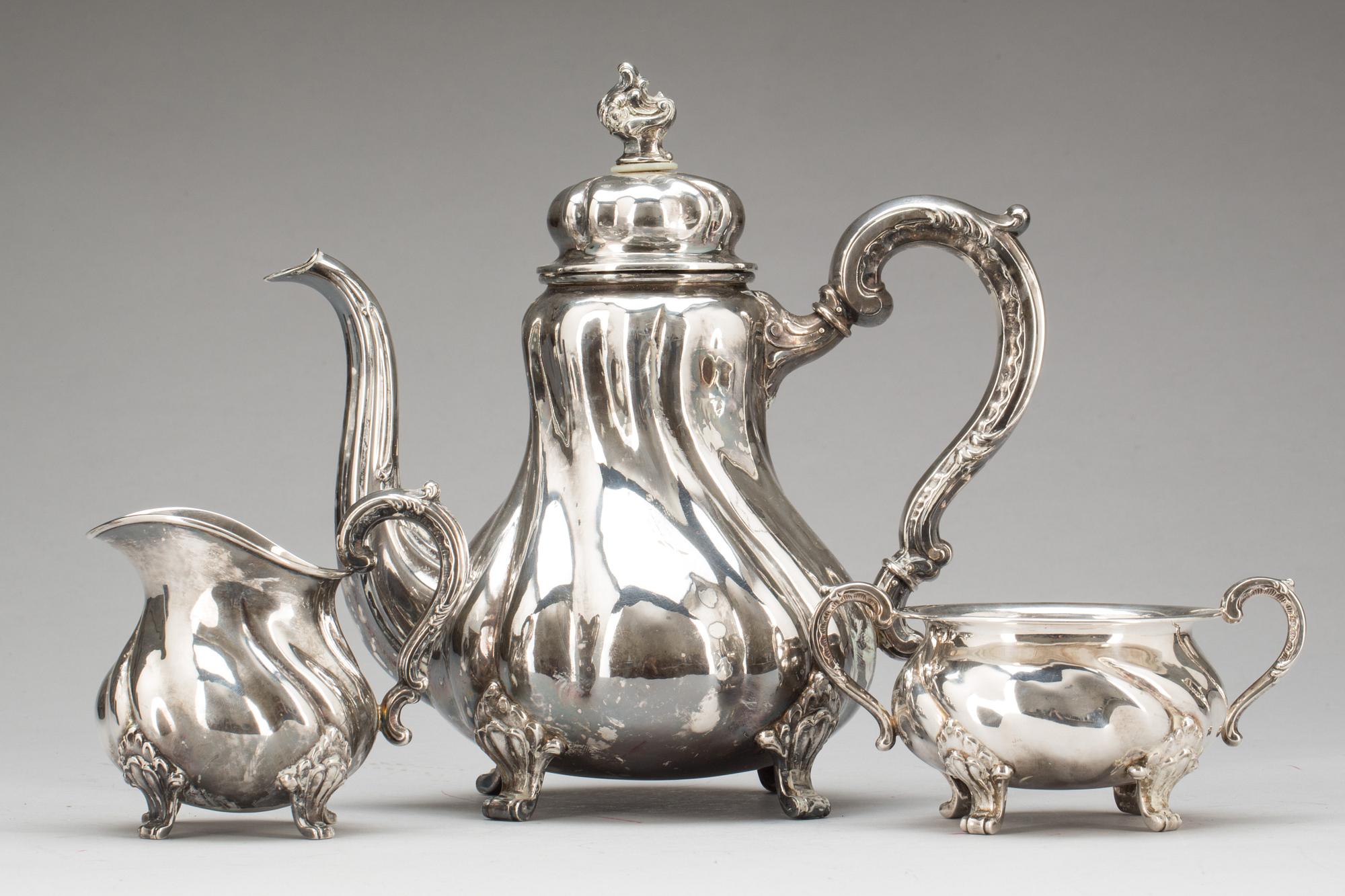 KAFFESERVIS, 3 delar. Rokokostil, tyska importstämplar. Ca 1200g.