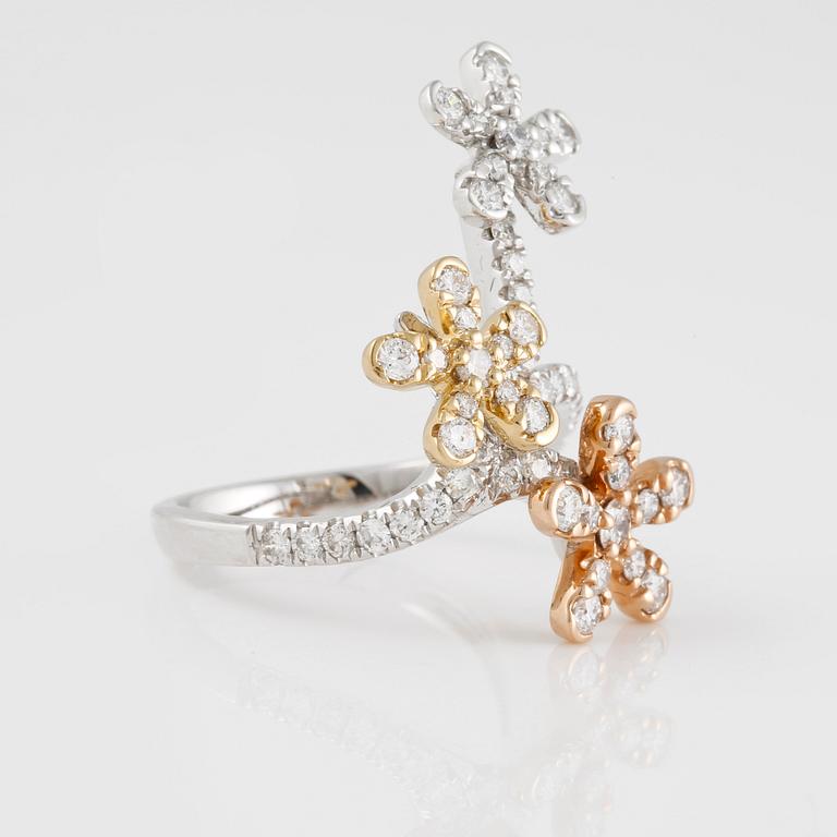 RING, 18K trefärgat guld med briljantslipade diamanter ca 1.17 ct. Vikt 6,1 gram.