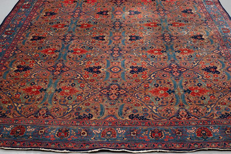 Matto, a semi-antique Yazd probably, ca 409-420 x 325,5-333,5 cm.